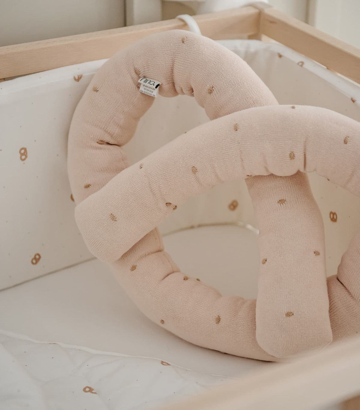 כרית בייגלה – pink pretzel